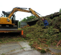 重機で荷下ろしを行います。