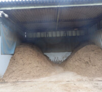 細かく砕かれた生木全般のチップです。これが堆肥の原料・バイオマス発電の燃料などに有効利用されます。