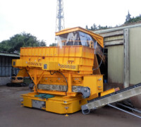 破砕された生木を選別しています。